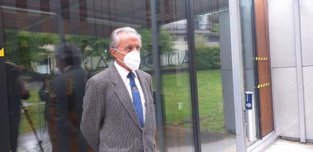 El comisario de Policía Nacional de Vigo, Carlos Valcárcel, se despide de los medios horas antes de su cese por jubilación.