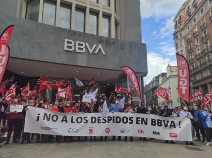 Cientos de empleados del BBVA secundan en A Coruña la huelga contra los despidos por el ERE