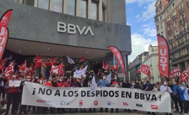 Cientos de empleados del BBVA secundan en A Coruña la huelga contra los despidos por el ERE