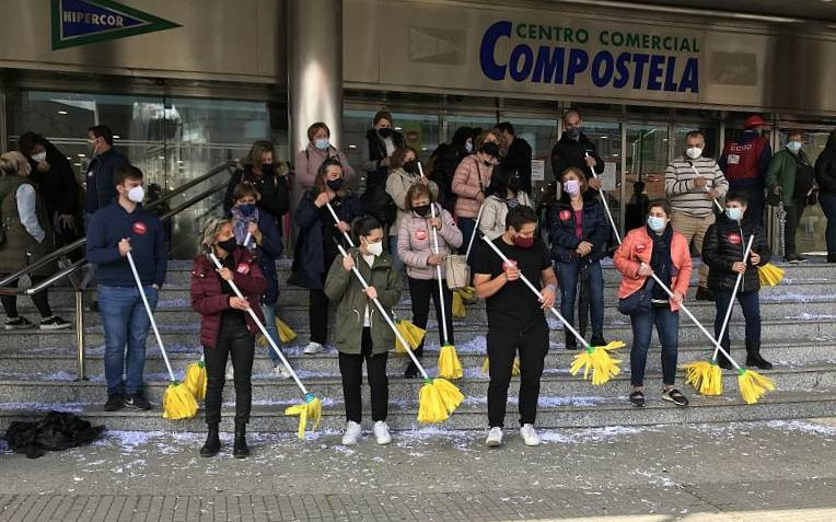 Protesta de las trabajadoras de la limpieza frente al El Corte Inglu00e9s de Santiago en una foto de CIG