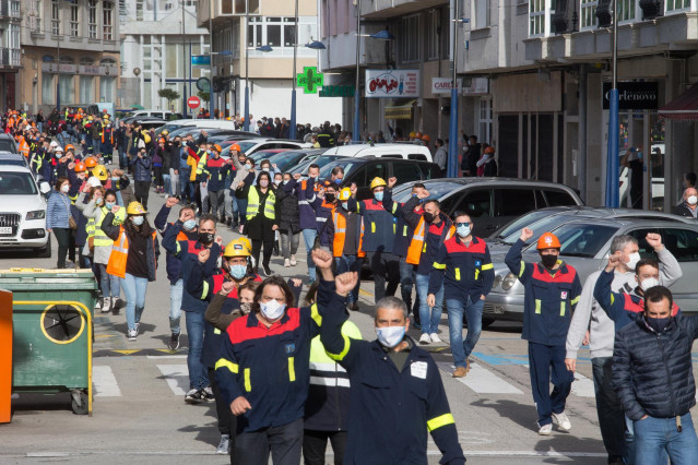 Archivo - Trabajadores de Alcoa durante la marcha desde la Casa do Concello de Burela hasta la oficina del INEM de la localidad para visibilizar lo que serían más de 1000 solicitantes de empleo en la comarca de A Mariña, en Burela, a 22 de octubre de 2020