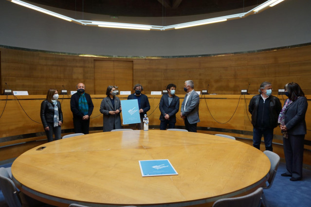 Fotografía de los participantes en el acto de presentación de los premios Follas Novas 2021 do Libro Galego después del encuentro celebrado con los medios.