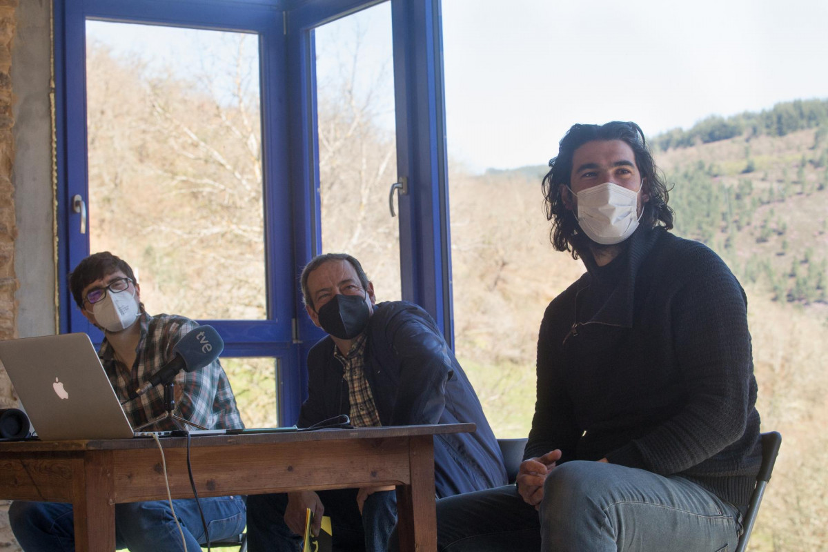 Archivo - El cineasta Óliver Laxe (d) durante la presentación del proyecto audiovisual 'Gandería Heroica', en Navia de Suarna, Lugo, Galicia (España), a 15 de marzo de 2021. Laxe, director de la p