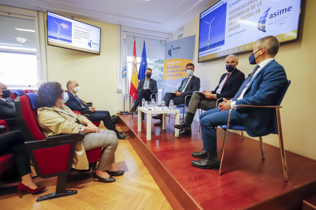 El vicepresidente económico de la Xunta, Francisco Conde, en la presentación de un estudio sobre el potencial de la eólica marina en Galicia, elaborado por el Galician Offshore Energy Group de Asime.
