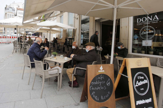 Varias personas en una terraza, en el centro de Vigo, que pasa a nivel medio-bajo de restricciones este viernes 14 de mayo de 2021.