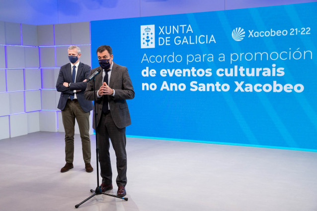 El vicepresidente primero, Alfonso Rueda, y el conselleiro de Cultura, Educación e Universidade, Román Rodríguez, comparecen ante los medios tras firmar un convenio