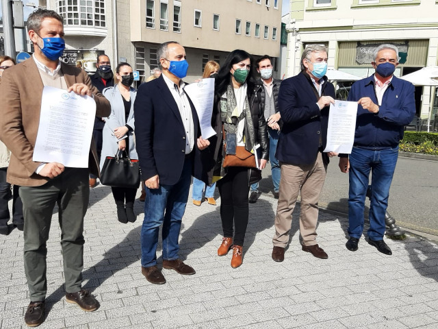 El vicesecretario de Participación del PP, Jaime de Olano, y la presidenta del PP de Lugo, Elena Candia, entre otros dirigentes populares, participan en una protesta en la Comisaría de Policía Nacional de Lugo.