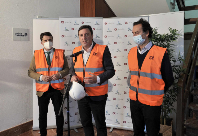 El presidente de la Diputación de A Coruña, Valentín González Formoso, visita las instalaciones de Jealsa