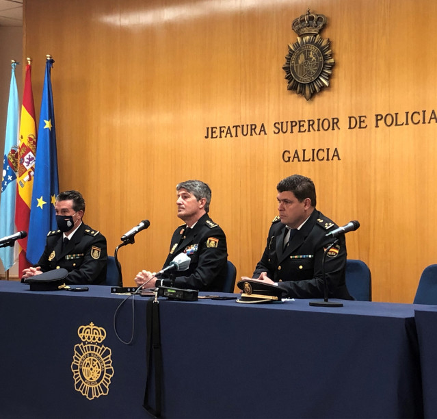 El comisario jefe de la Policía Nacional de A Coruña, Pedro Agudo, el Jefe de Brigada de Extranjería de Ferrol, Salvador Campoy, y el inspector de la Policía Nacional Javier Saco.