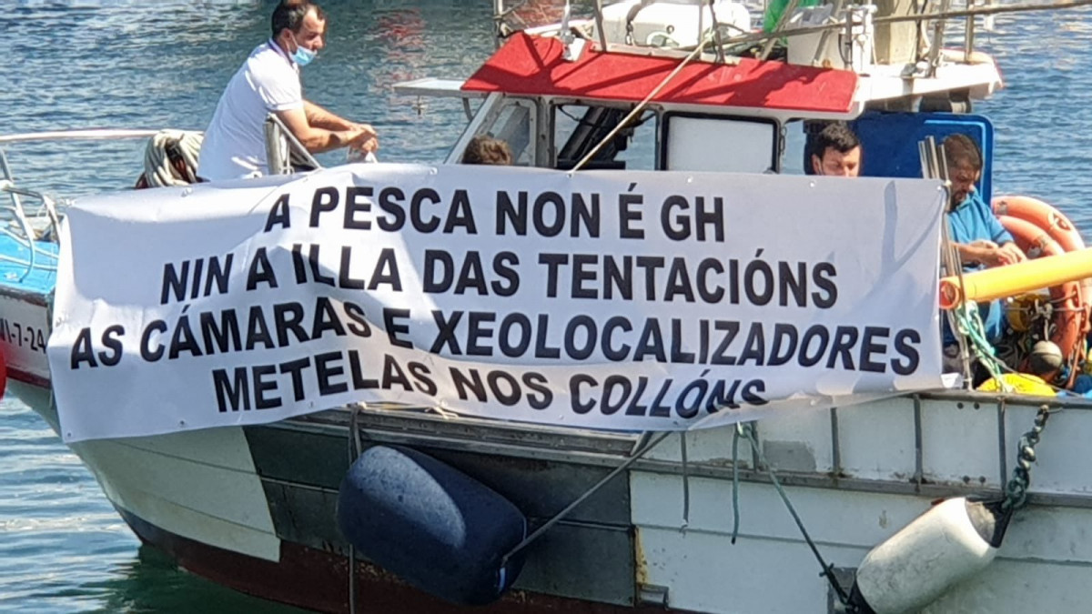 Protesta de pescadores gallegoso contra la geolocalizaciu00f3n en una foto de @AlvaroJDiazMel1
