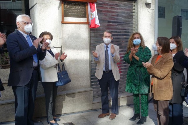 El alcalde de Vigo, Abel Caballero; la presidenta de la Diputación, Carmela Silva; el presidente de la RAG, Víctor Freixanes; y familiares de Xela Arias, descubren un placa en recuerdo de la poeta en el edificio en el que vivió.