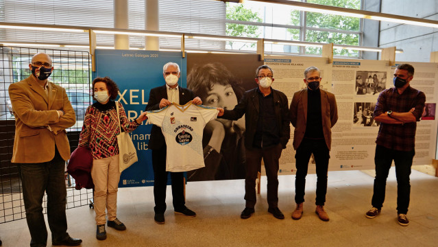 Presentación de la camiseta especial del Obradoiro con motivo del Día das Letras