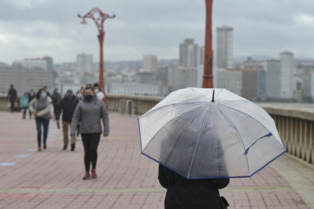 Archivo - Una persona pasea con paraguas en una imagen de archivo.