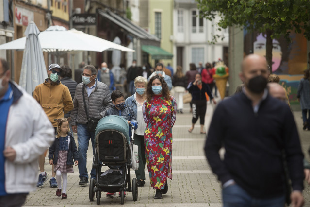 Varias personas caminan por el centro de Ribadeo, a 9 de mayo de 2021, en Ribadeo, Lugo, Galicia (España). El segundo estado de alarma impuesto por el Gobierno de España para frenar la pandemia del coronavirus ha finalizado a las 00:00 horas de este domin
