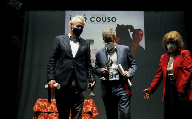 El periodista Lorenzo Milá; el periodista de investigación, Manuel Rico, y la presidenta del Club de Prensa de Ferrol, Julia Díaz, durante la entrega del XVII Premio Couso de Libertad de Prensa.