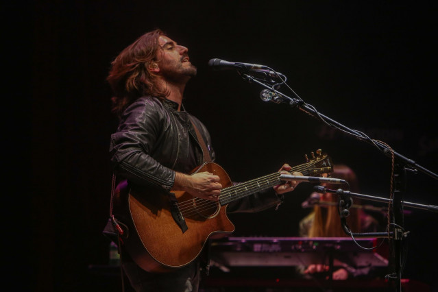 Archivo - El músico Andrés Suárez actúa en el Inverfest del Teatro Circo Price de Madrid el 20 de enero de 2021.