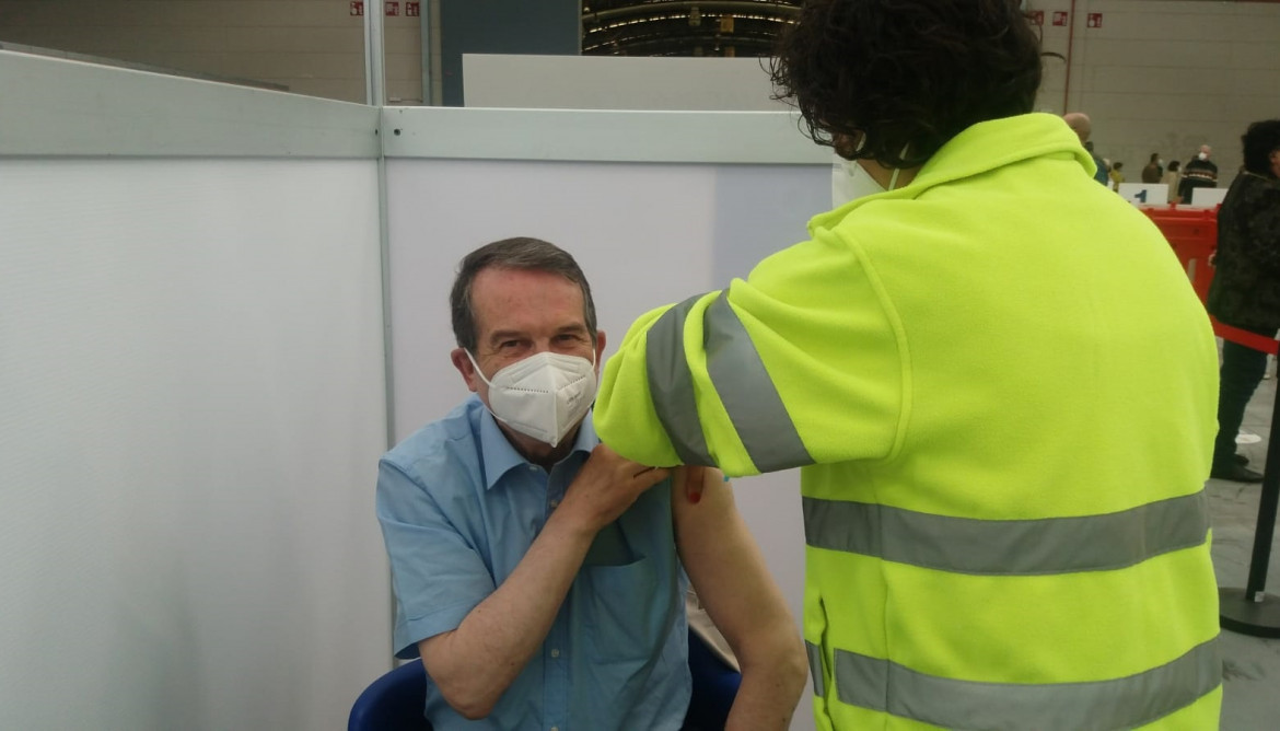 El alcalde de Vigo, Abel Caballero, recibe la segunda dosis de la vacuna de Moderna contra la covid-19.
