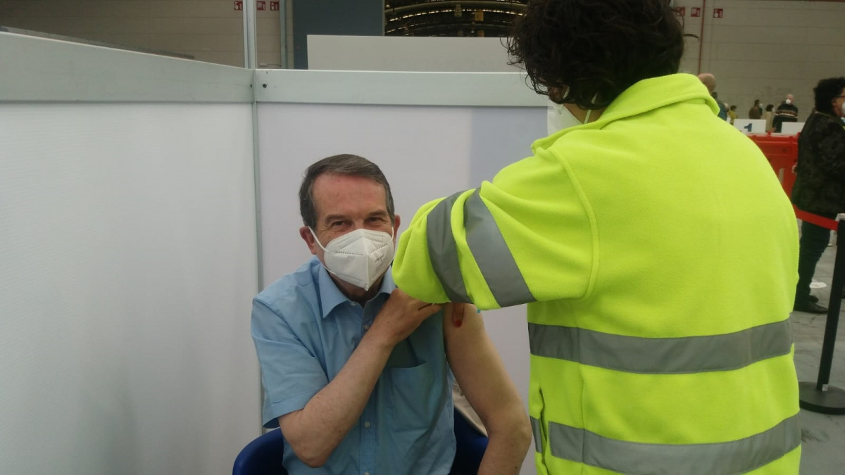 El alcalde de Vigo, Abel Caballero, recibe la segunda dosis de la vacuna de Moderna contra la covid-19.