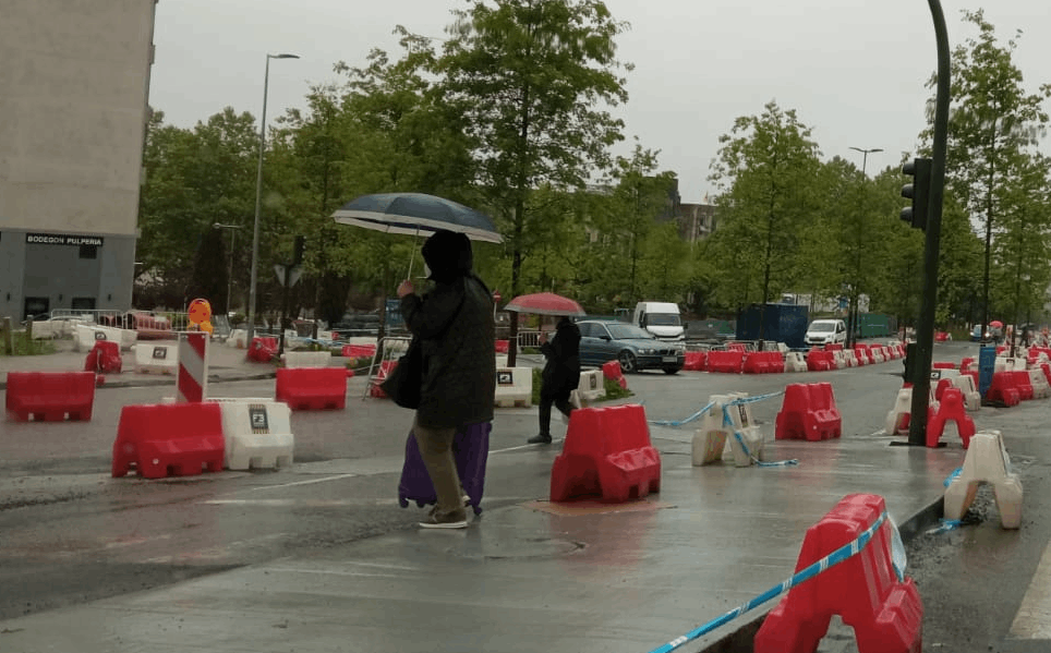 Peatones cruzando entre las obras de la Avenida de Lugo en Concheiros