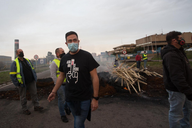 Archivo - Trabajadores de la fábrica de Alcoa San Cibrao celebran la anulación del TSXG del ERE de la empresa en Cervo, A Mariña, Lugo, Galicia (España), a 17 de diciembre de 2020.