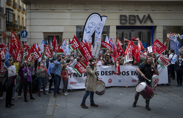 Trabajadores de BBVA se concentran ante una de las oficinas en contra de los despidos, a 10 de mayo de 2021, en Sevilla (Andalucía, España). En primer lugar la dirección de BBVA planteó en un primer momento el despido de 3.798 personas a nivel nacional, d