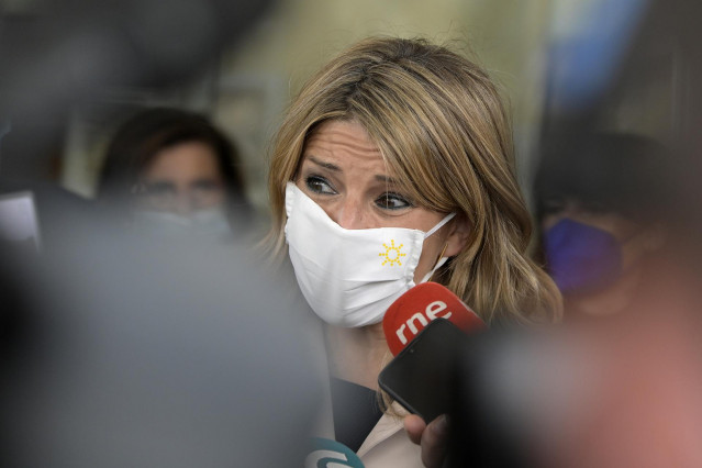 La vicepresidenta tercera y ministra de Trabajo y Economía Social, Yolanda Díaz, responde a los medios a su llegada a la presentación del libro 'La política presupuestaria: los deberes pendientes', de Santiago Lago, en el Hotel NH Collection Finisterre