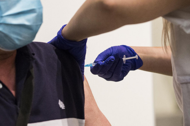 Una sanitaria administra la primera dosis de la vacuna de Pfizer a un hombre, en el Hospital Universitario de Getafe, a 17 de mayo, en Getafe, Madrid (España).