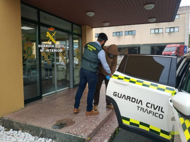 La Guardia Civil detiene en Santiago de Compostela a un individuo por presentarse al carné de conducir con el DNI de su hermano.