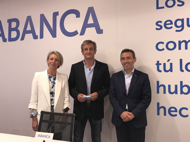 La directora comercial de Abanca Seguros, Sonia Lucio Velez, el excopiloto Luis Moya y el director general, Álvaro García Diéguez, antes de la presentación