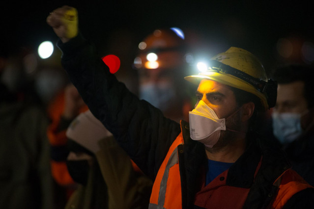Archivo - Un trabajador levanta el brazo como signo de protesta durante un velatorio nocturno simbólico convocado por la fábrica de Alcoa, en  en San Cibrao, A Mariña, Lugo, Galicia (España), a 28 de noviembre de 2020. La concentración se produce como sig