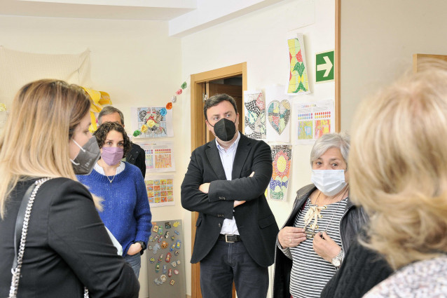 El presidente de la Diputación de A Coruña, Valentín Gonzále Formoso, visita las instalaciones de APEM