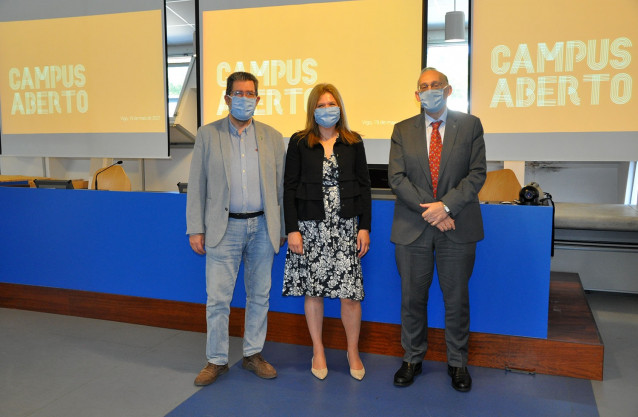 (De Izquierda A Derecha) El Vicerrector De Ordenación Académica E Profesorado, Manuel Ramos; La Directora De La EAFP, María José Moure; Y El Rector De La Universidade De Vigo, Manuel Reigosa.