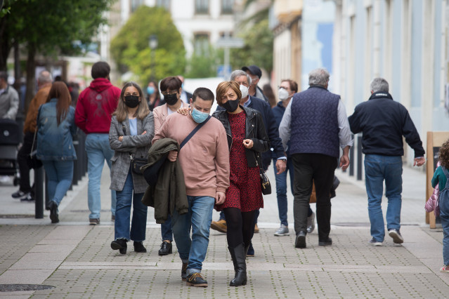 Varias personas caminan por el centro de Ribadeo, a 9 de mayo de 2021, en Ribadeo, Lugo, Galicia (España). El segundo estado de alarma impuesto por el Gobierno de España para frenar la pandemia del coronavirus ha finalizado a las 00:00 horas de este domin