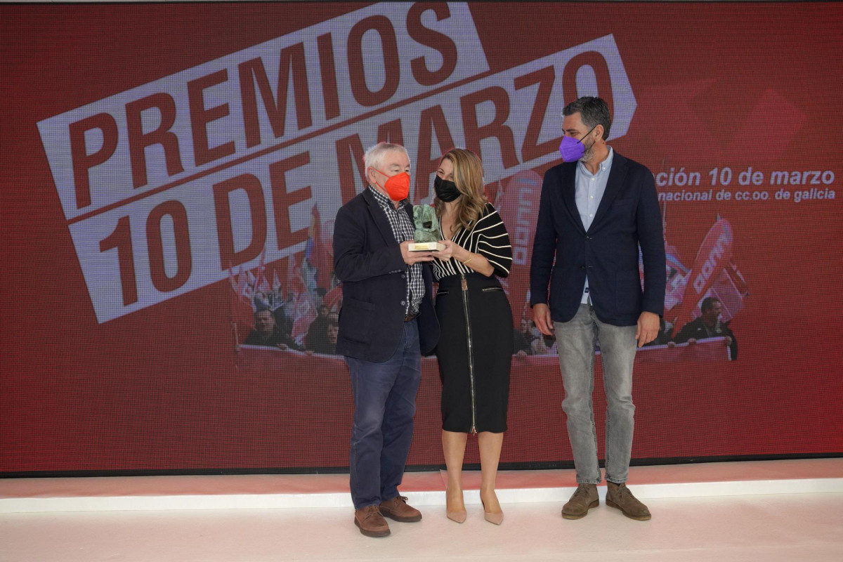 Archivo - (I-D) El padre de Yolanda Díaz y ex dirigente de CCOO, Suso Díaz y la ministra de Trabajo, Yolanda Díaz posan con el premio 10 de marzo, entregado por el secretario general de CCOO Galici
