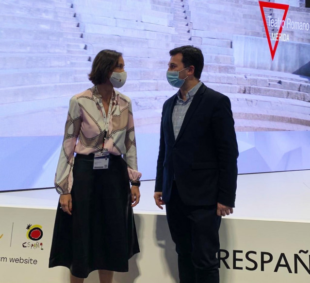 La ministra de Indistura, Comercio y Turismo, Reyes Maroto, junto al secretario xeral del PSdeG, Gonzalo Caballero, en Fitur