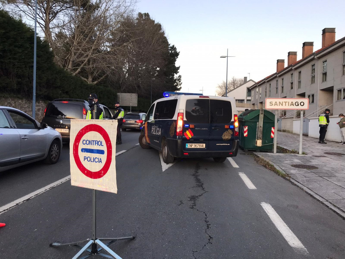 Archivo - Control policial en Santiago de Compostela, que este viernes pasó al nivel máximo de restricciones