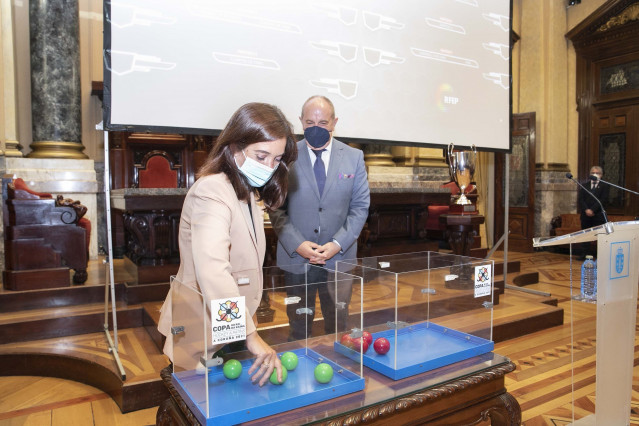 La alcaldesa de A Coruña, Inés Rey, en el sorteo de la Copa del Rey y la Reina de Hockey Patines