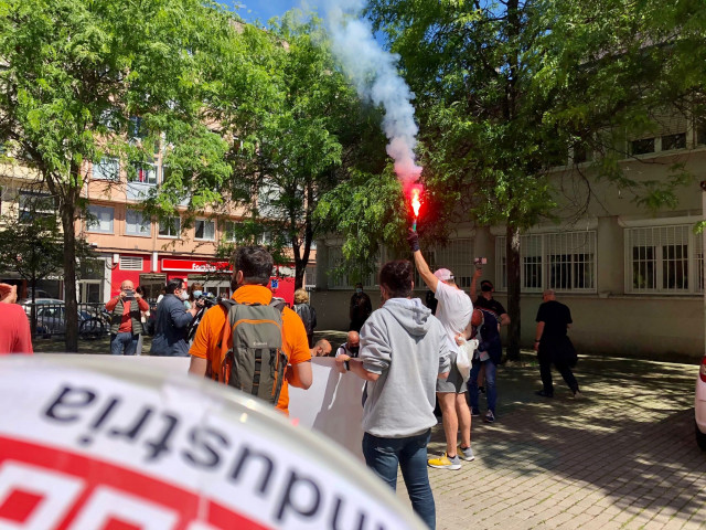 Concentración de trabajadores de Alu Ibérica en A Coruña