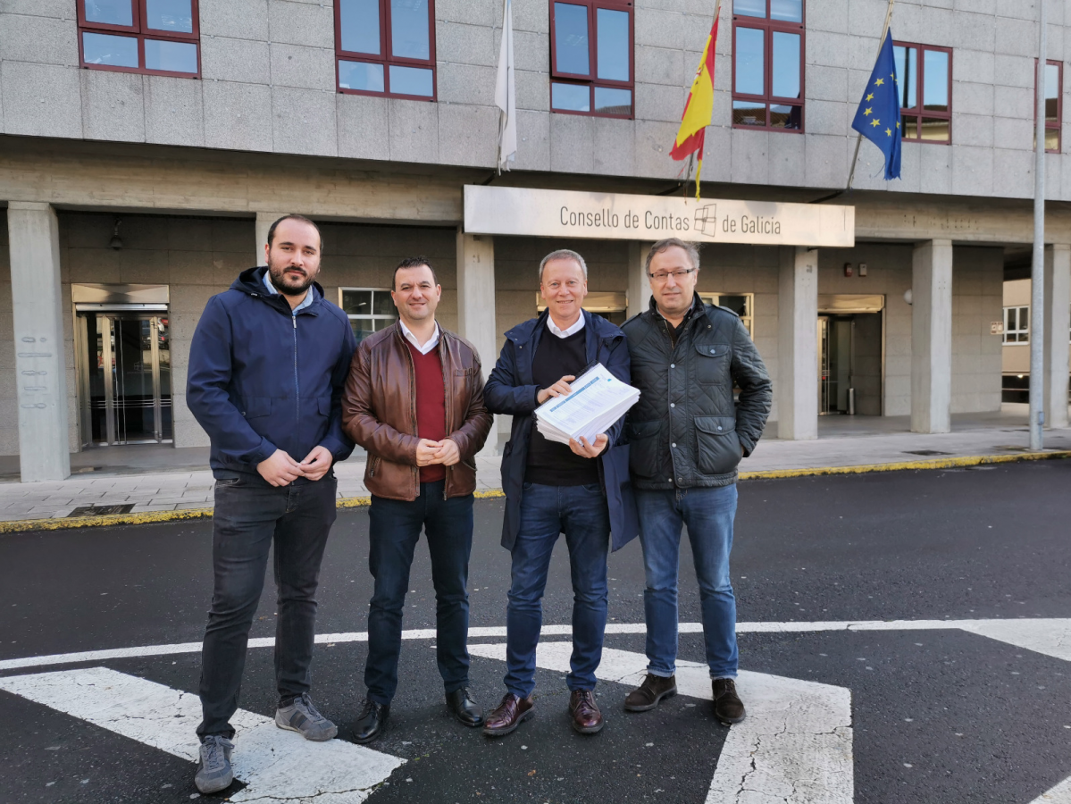 Socialistas entregando no Consello de Contas documentaciu00f3n sobre los contratos menores de la Deputaciu00f3n de Ourense en 2000