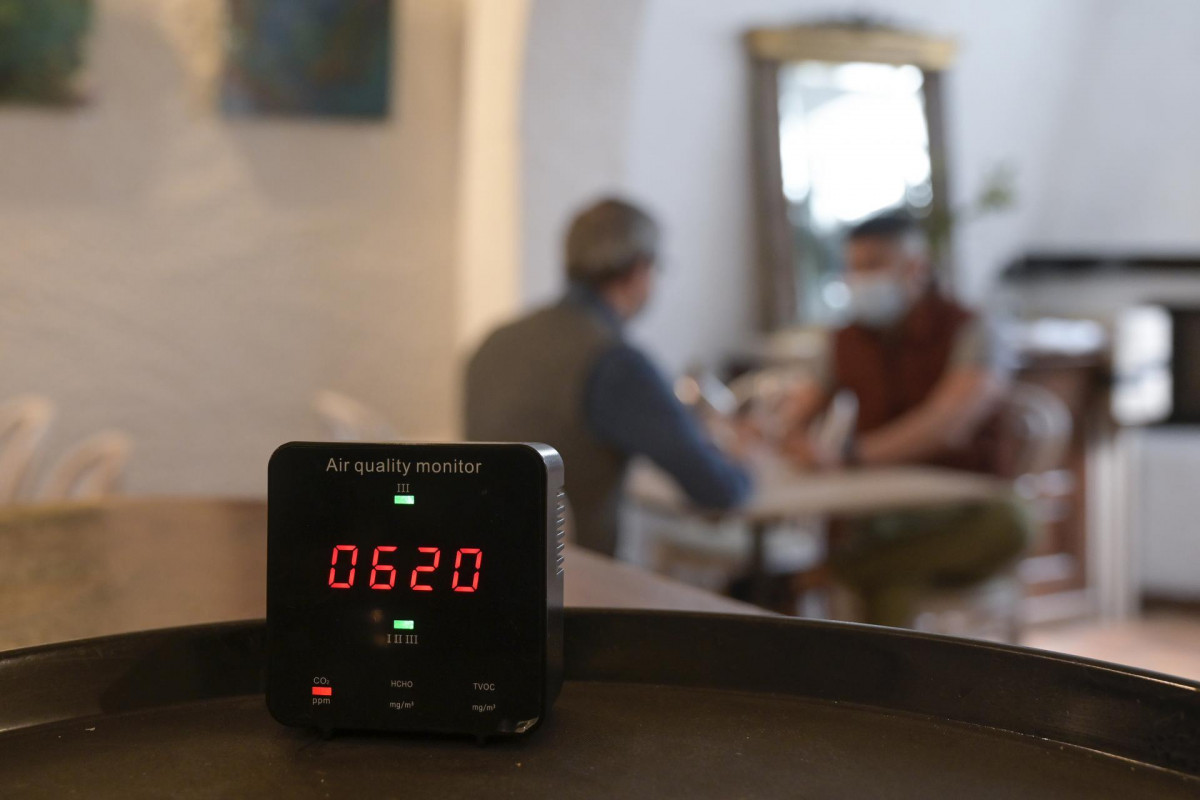 Un medidor de CO2 en el interior de un restaurante en Galicia el día que entra en vigor su obligatoriedad, en 23 de abril de 2021, en A Coruña, Galicia (España).