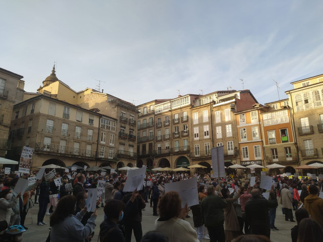 Manifestación en la Praza Maior contra el cierre de la Universidade Popular de Ourense