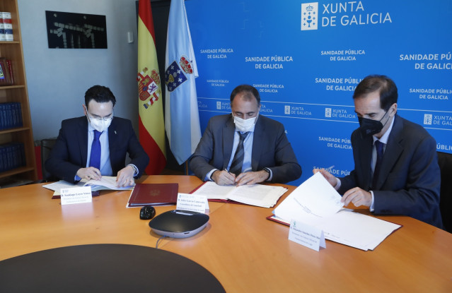 El conselleiro de Sanidade, Julio García Comesaña, firma convenios de colaboración con los presidentes de los colegios oficiales de farmacéuticos de Lugo y Ourense, Alejandro Sánchez Pérez-Mel y Santiago Leyes Vence, respectivamente.