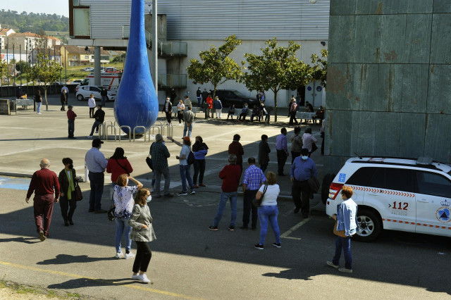 Archivo - Fila de pacientes que esperan para recibir la primera dosis de la vacuna AstraZeneca en el recinto de Expourense, a 6 de abril de 2021, en Ourense, Galicia (España). Hoy ha comenzado la vacunación en el Área Sanitaria de Ourense de los usuarios