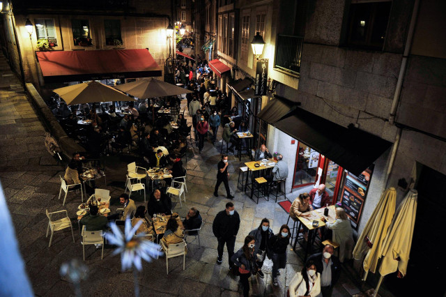 Varias personas en terrazas de bares, en la Rúa dos Fornos, a 22 de mayo de 2021, en Ourense, Galicia (España). Este viernes por la tarde el Diario Oficial de Galicia (DOG) actualizó las medidas de la Xunta para la ‘desescalada’ gallega y permitió que los