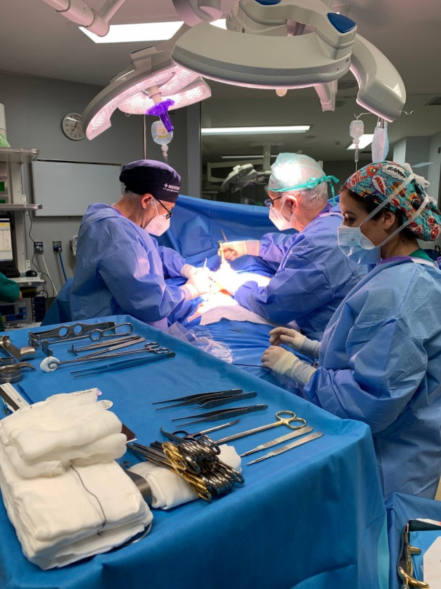Los doctores De Castro y García en quirófano.