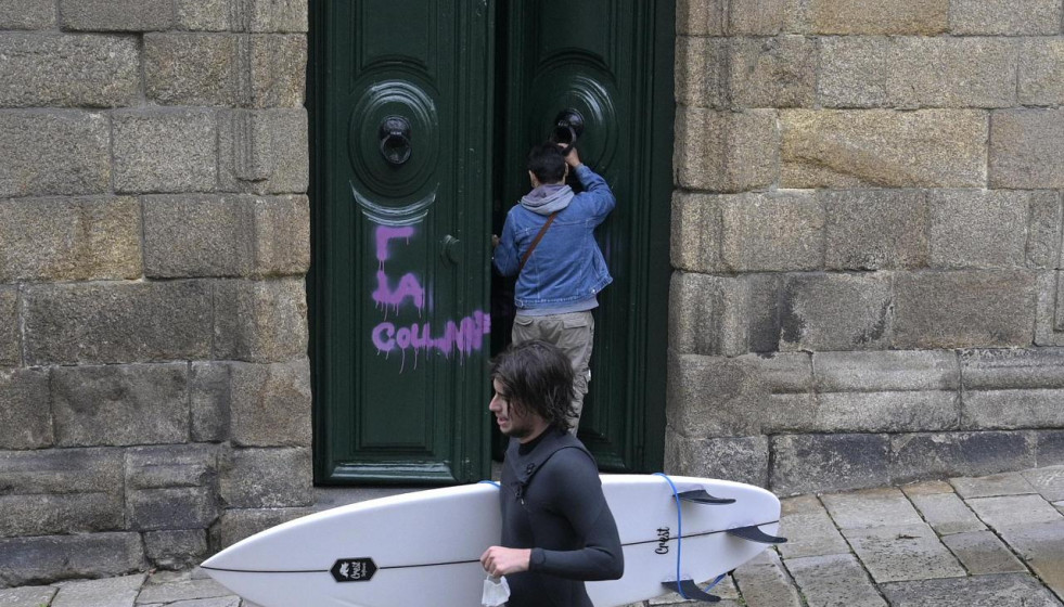 Archivo - El cuidador de la Casa Cornide y testigo de los Franco en el juicio por su ocupación por nueve activistas en 2017, cierra la puerta del inmueble, ubicado en A Coruña