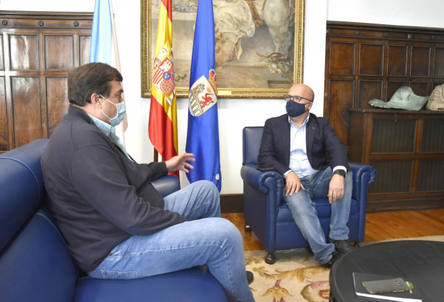 El presidente de la Diputación de Ourense, Manuel Baltar, se reúne con el presidente del Club Ourense Baloncesto, Camilo Álvarez.