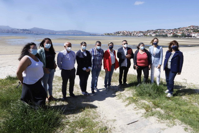 La conselleira do Mar en una visita al punto de control de marisqueo de la playa da Xunqueira, en Moaña (Pontevedra).