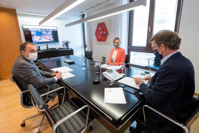 Feijóo participa en la reunión del comité clínico.