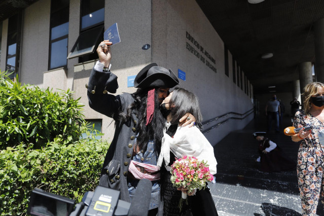 Berto Carreira y María Salinas con el libro de familia, después de contraer matrimonio en los tribunales de Vigo este miércoles en Vigo